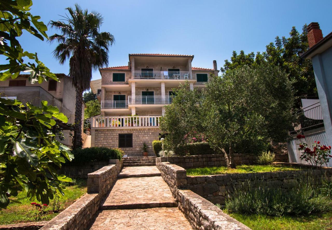 Ceratonia Apartments Loviste Exterior photo