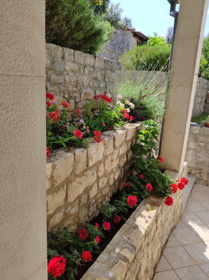 Ceratonia Apartments Loviste Exterior photo